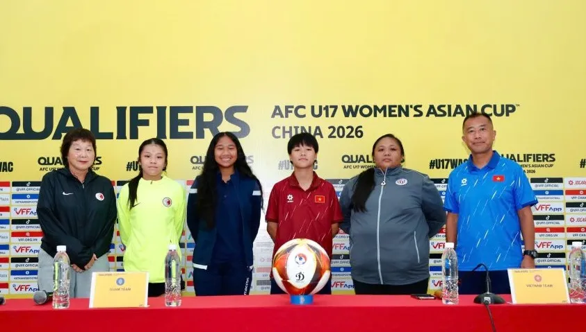 HLV trưởng cùng đại diện cầu thủ các đội tại buổi họp báo.