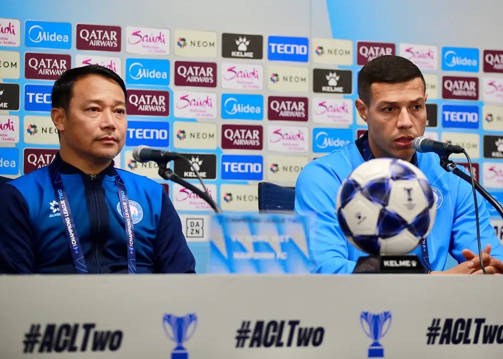 HLV Vũ Hồng Việt và Lucas tại buổi họp báo trưa 21-10