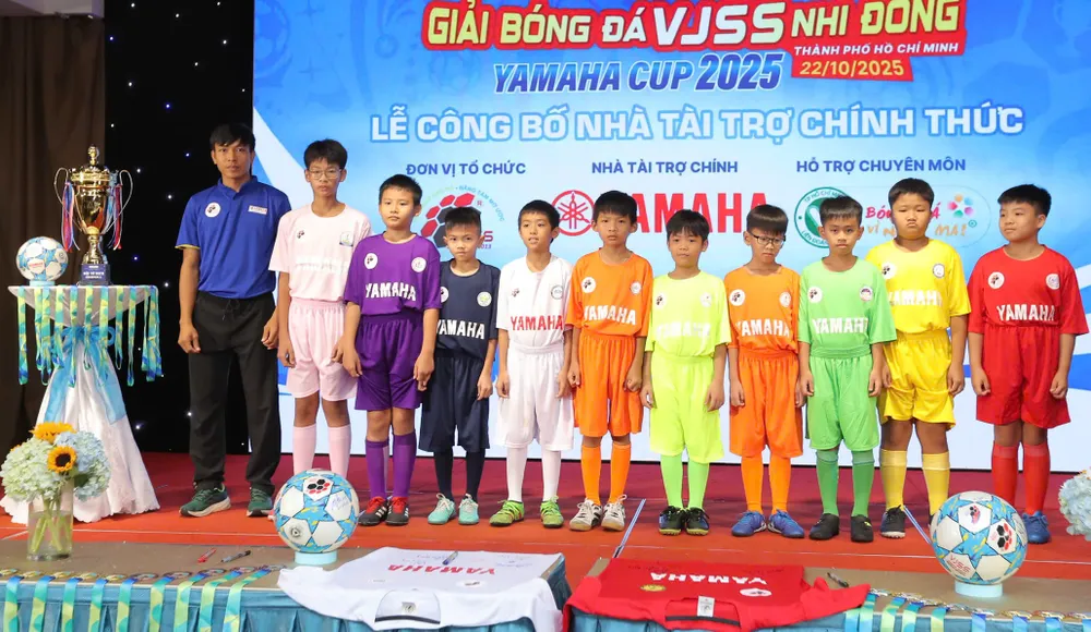 Đại diện cầu thủ tham dự giải giới thiệu trang phục thi đấu của các đội.