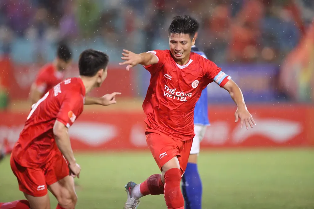 Bùi Tiến Dũng bị treo giò ở vòng 8 vì thẻ phạt