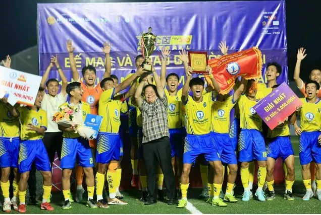 Hiệu trưởng Hồ Văn Thống, Trưởng BTC vòng loại khu vực miền Nam bảng Đồng Tháp trao Cúp vô địch vòng loại khu vực bảng cho đội Trường ĐH Đồng Tháp. Ảnh: KHẢ HÒA