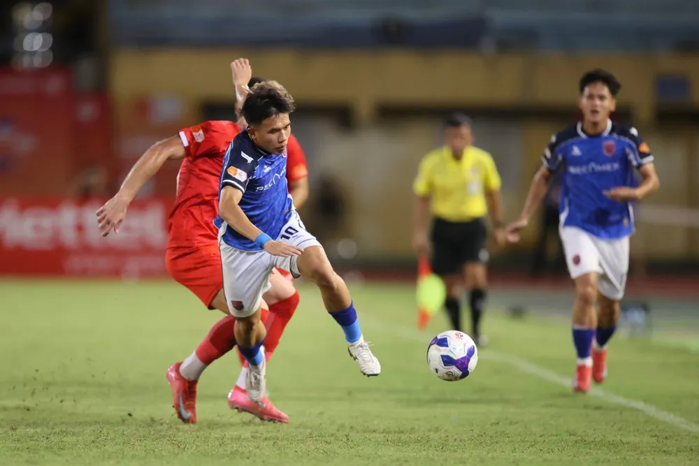 Becamex TPHCM sẽ thiếu Minh Khoa đến cuối năm bởi chấn thương dây chằng.