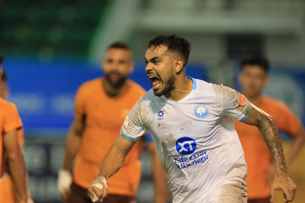 Brenner lập cú đúp trong trận hòa 2-2 của Nam Định trên sân Pleiku ở vòng 9.