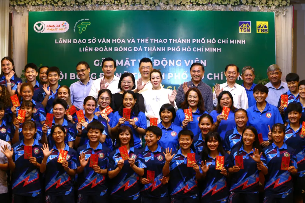 Lãnh đạo Sở VH-TT, LĐBĐ TPHCM, nhà tài trợ chụp hình lưu niệm cùng tập thể CLB nữ TPHCM. Ảnh QUỐC AN