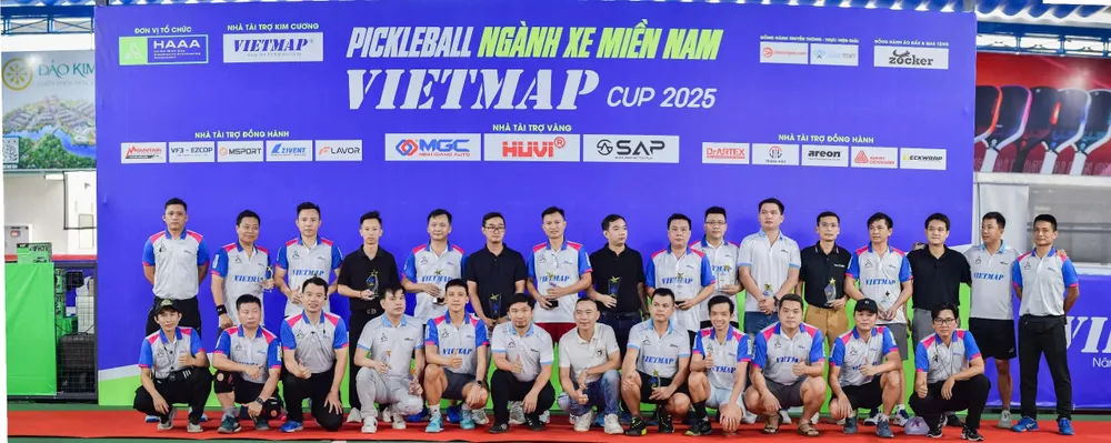 Các VĐV tham dự giải chụp ảnh lưu niệm cùng Ban tổ chức.