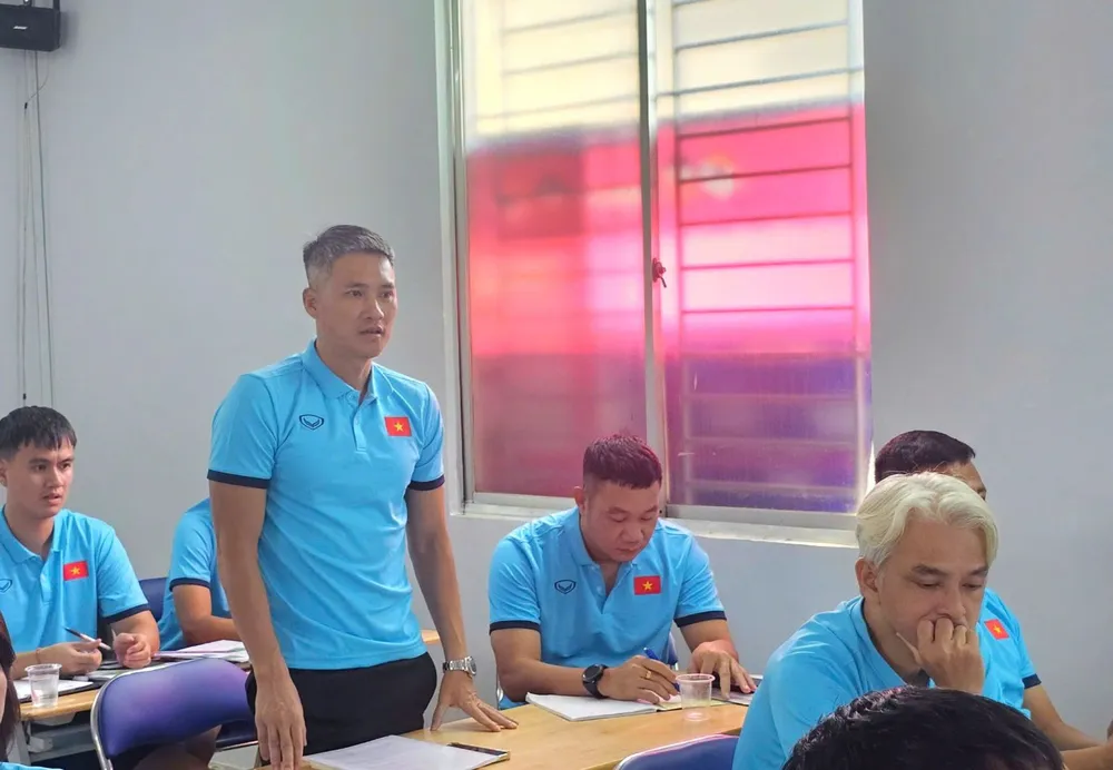 Lê Công Vinh thay mặt các học viên phát biểu tại buổi khai giảng.