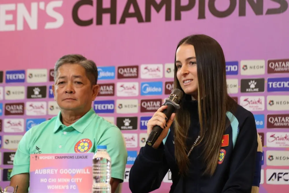 HLV Nguyễn Hồng Phẩm và Goodwill tại buổi họp báo.