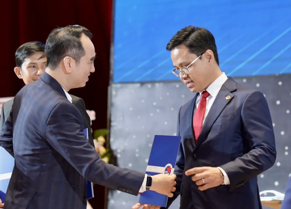 Ông Nguyễn Thế Duy (bên phải), Phó Chủ tịch Hội Doanh nhân trẻ TPHCM được tín nhiệm giữ cương vị Chủ nhiệm Chi hội Bình Dương.