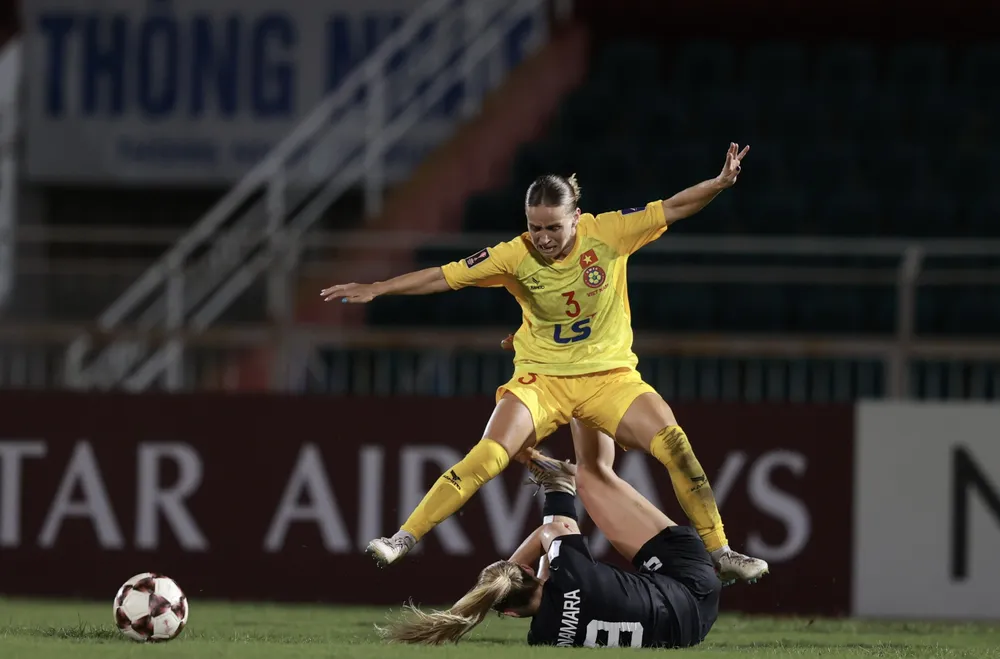 Dù thi đấu đầy cố gắng nhưng CLB nữ TPHCM không thể gây bất ngờ trước các nhà vô đỊch Australia. Ảnh: DŨNG PHƯƠNG