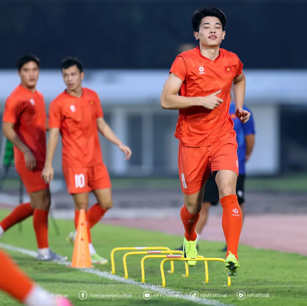 Đình Bắc và Minh Phúc sang Thái Lan muộn hơn so với các đồng đội vì vướng lịch thi đấu tại giải Đông Nam Á cùng CAHN.
