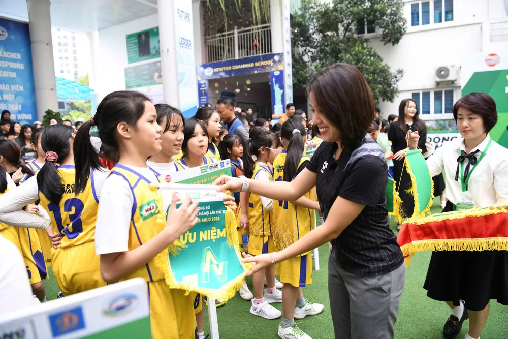 Ban tổ chức và nhà tài trợ trao cờ lưu niệm đến các đội tham dự giải tại lễ khai mạc.