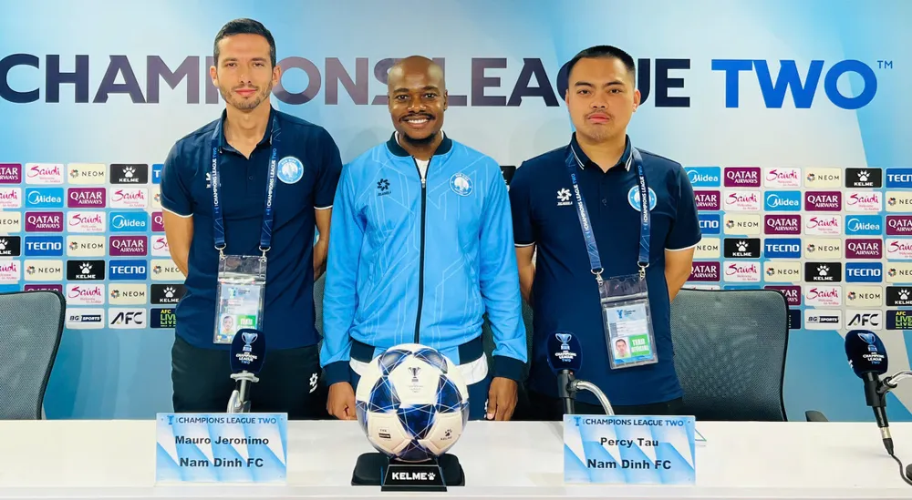 HLV Mauro và tiền vệ Percy Tau tại buổi họp báo.
