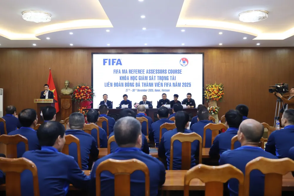 Tham dự Khóa học Giám sát trọng tài FIFA 2025 có 34 giám sát trọng tài, trong đó 5 người hiện đang đảm nhiệm vai trò giảng viên trọng tài