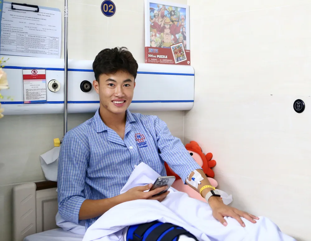 Văn Trường sau ca phẫu thuật chấn thương dây chằng.