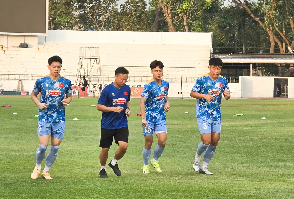 Các cầu thủ của CAHN hội quân muộn tập riêng cùng trợ lý HLV vào chiều 28-11.