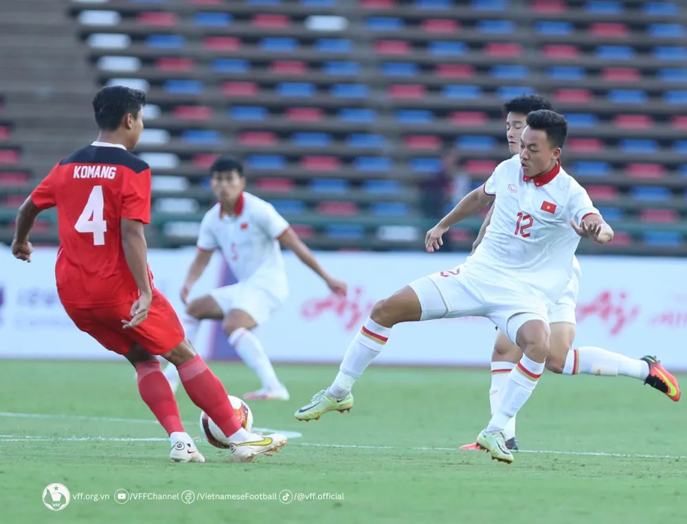 Cuộc so tài giữa U22 Việt Nam và U22 Indonesia tại bán kết SEA Games 32.