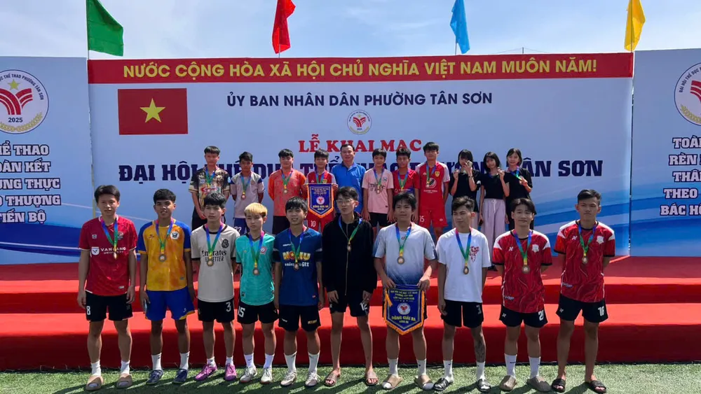 Đại diện các đoàn tham dự tại lễ khai mạc sáng 29-11.