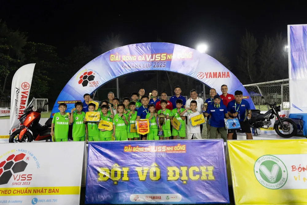 Đội trường Tiểu học Tây Bắc Lân vô địch Champions B.