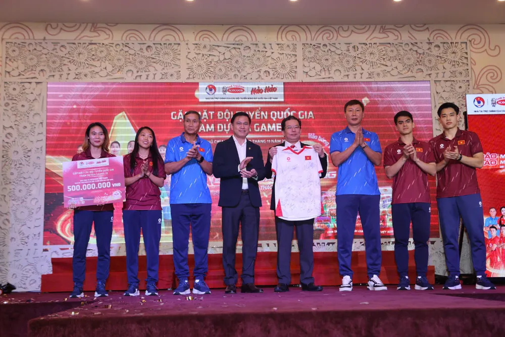 Phó Chủ tịch VFF, ông Trần Anh Tú cùng các HLV Mai Đức Chung, Kim Sang-sik, đại diện cầu thủ hai đội tuyển chụp hình lưu niệm cùng ông Shimamura Masafumi. Ảnh: DŨNG PHƯƠNG