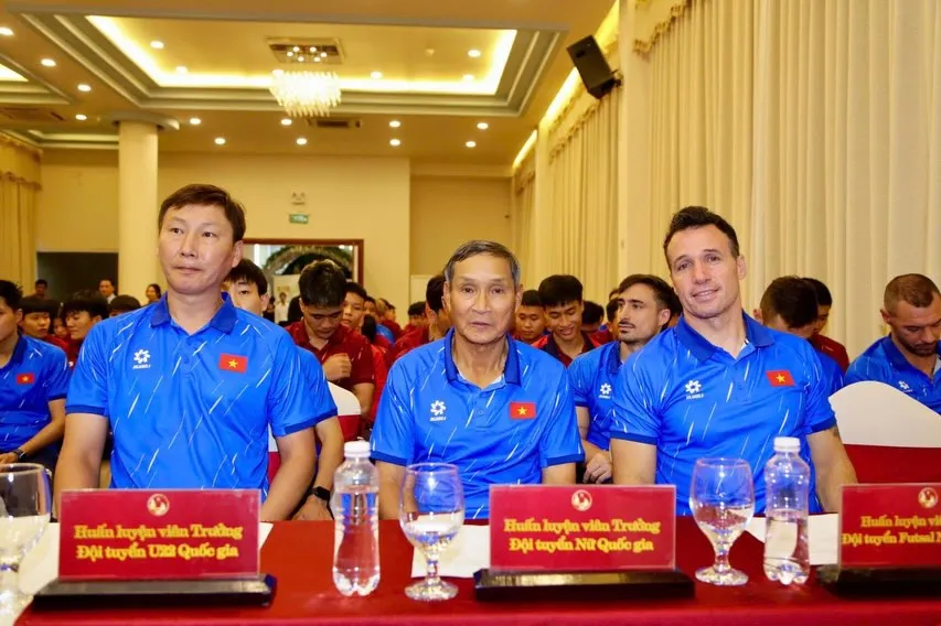 HLV Giustozzi (bìa phải) cùng các đồng nghiệp Mai Đức Chung và Kim Sang-sik tại buổi gặp gỡ giữa VFF và các đội tuyển bóng đá mới đây.