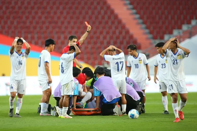 Các nhân viên y tế sơ cứu cho Phedavanh ngay trên sân... Ảnh: ANH KHOA