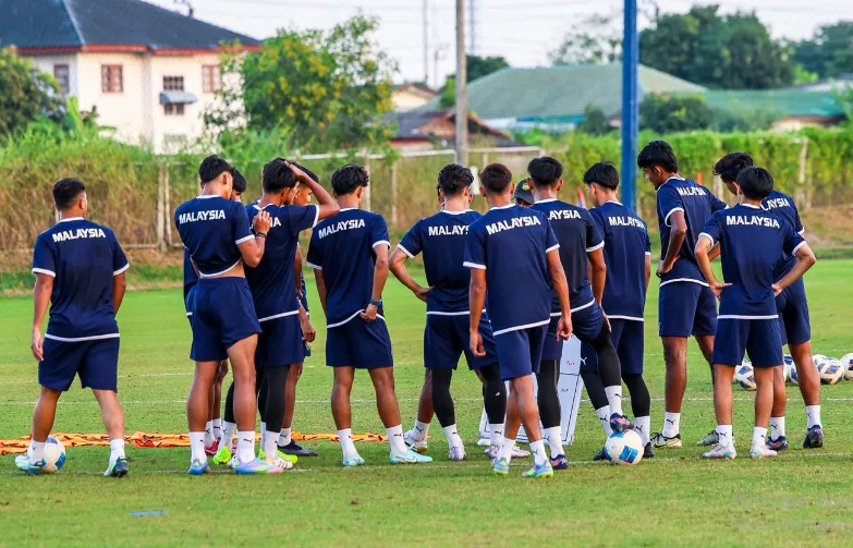 Các cầu thủ U22 Malaysia trên sân tập trước cuộc so tài với U22 Việt Nam. Ảnh: FAM