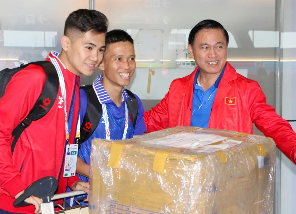 Phó Chủ tịch VFF Trần Anh Tú ra sân bay đón đội tuyển futsal Việt Nam.
