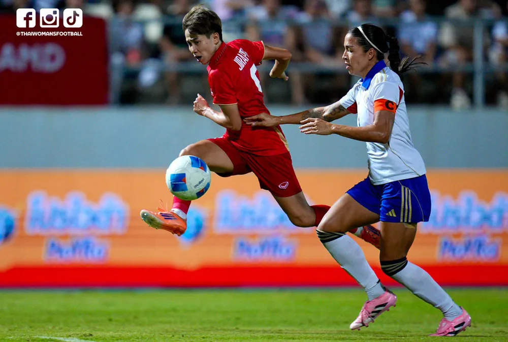 Thái Lan là đội vượt lên dẫn trước. Ảnh: Changsuek