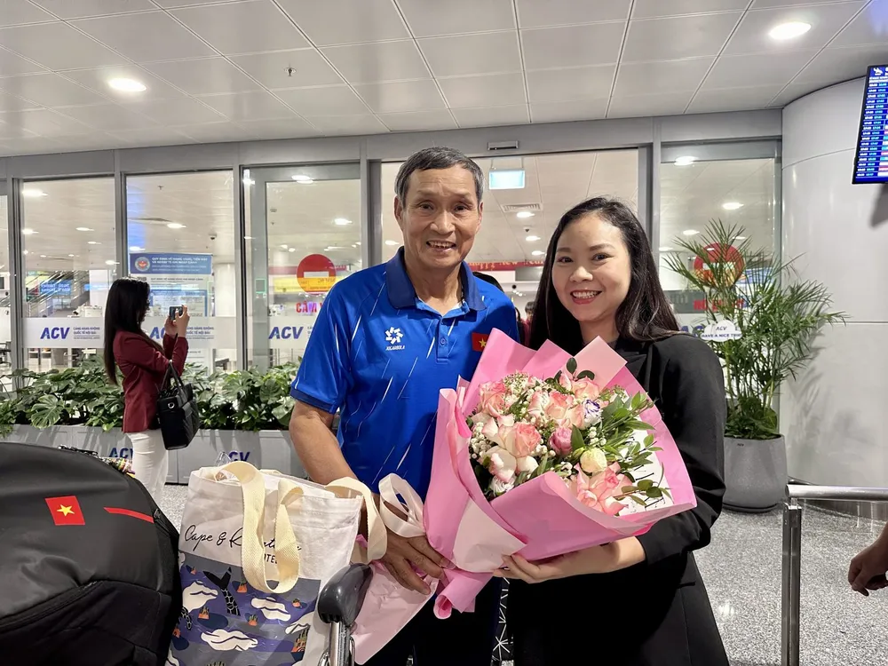 Phó Tổng thư ký LĐBĐVN Đinh Thị Thu Trang đón đội tuyển nữ Việt Nam tại sân bay. .