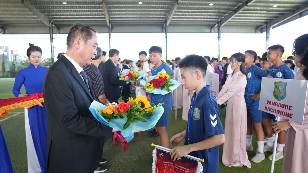 Ông Nguyễn Hoàn Vũ - Tổng Giám đốc Becamex Group trao hoa chúc mừng các đội tham dự giải.