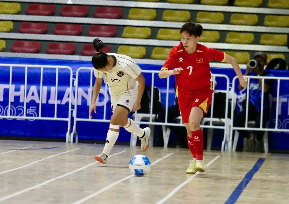 Đội tuyển futsal nữ Việt Nam thể hiện trình độ vượt trội trước Indonesia.