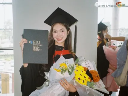 Hồng Ngọc tốt nghiệp tại EIU năm 2024.