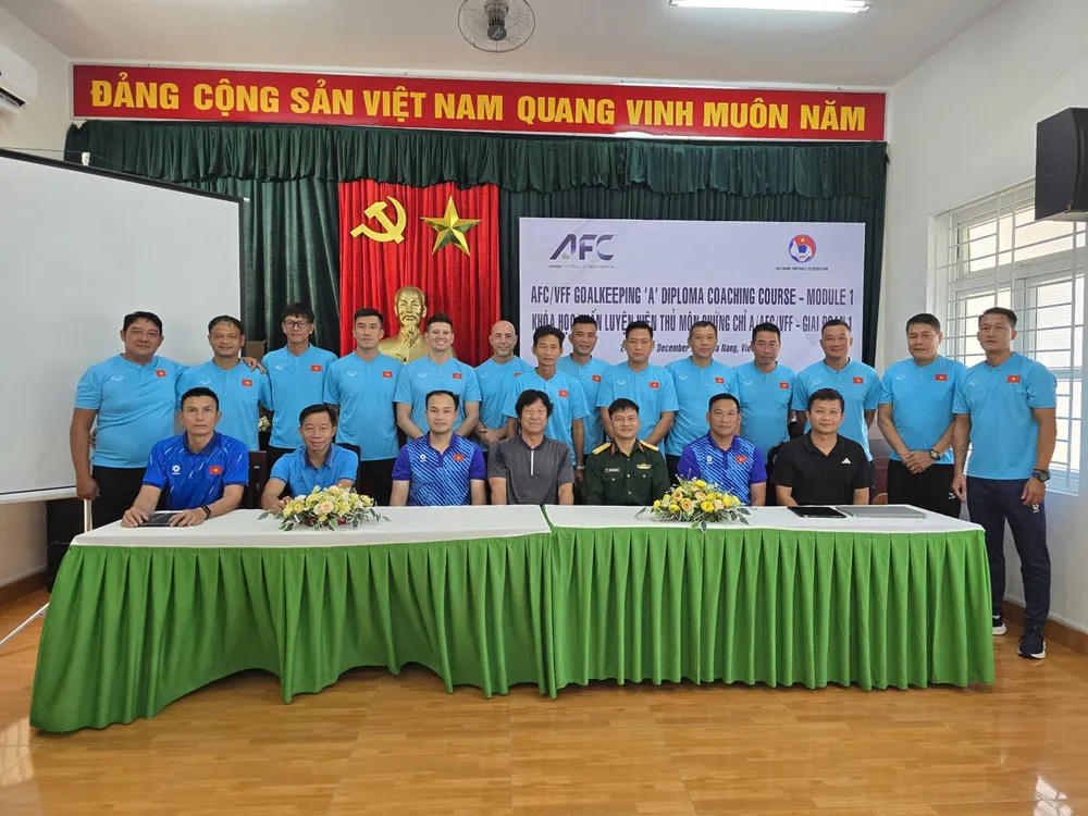 Các học viên chụp hình lưu niệm cùng Ban tổ chức lớp học.