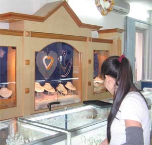 Sparkling Stones With ‘Gold’ Standard ảnh 3 Sparkling Stones With ‘Gold’ Standard ảnh 3