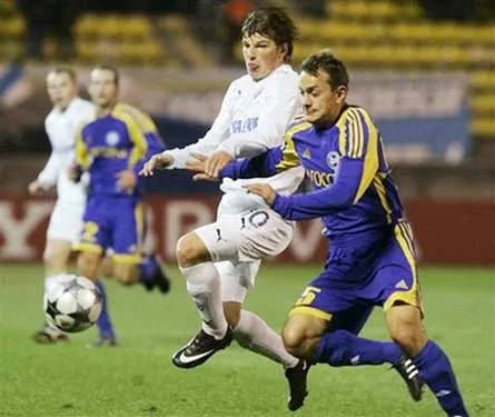 Andrey Arshavin đi bóng trước Aleksandr Yurevich (phải) của BATE Borisov. Ảnh: AP.