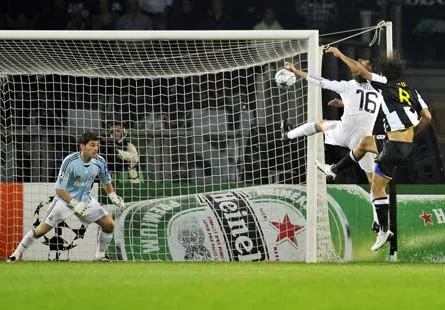 Tiền đạo Amauri (bìa phải), đánh đầu ghi bàn thắng nâng tỷ số lên 2 - 0 cho Juventus. Ảnh: AFP