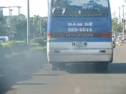Khói xe ô tô “tàn sát” môi trường ảnh 2 Khói xe ô tô “tàn sát” môi trường ảnh 2