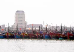 Tiếp tục gọi tàu thuyền vào nơi trú ẩn an toàn ảnh 2 Tiếp tục gọi tàu thuyền vào nơi trú ẩn an toàn ảnh 2