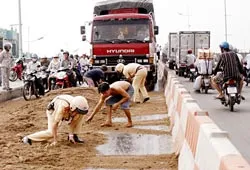CSGT giúp dân đi lại an toàn