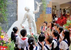 Dựng tượng đài Kim Đồng