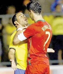 Thiago Silva: Ronaldo cố làm gãy chân tôi