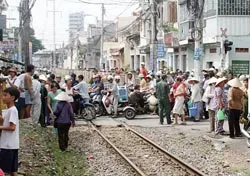 Cổng xe lửa số 9 (quận Phú Nhuận): Cần có cổng chắn
