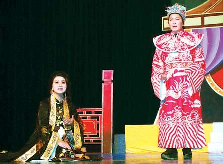 NS Minh Phụng (đứng) diễn chung với NS Bạch Tuyết NS Minh Phụng (đứng) diễn chung với NS Bạch Tuyết