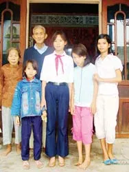 Ông bà già và 4 đứa cháu bị bỏ rơi