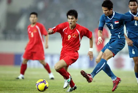 Công Vinh (số 9) vượt qua sự truy cản của hậu vệ Baihakki Khaizan (Singapore).