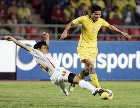 Tài Em (trái) nỗ lực cản phá pha đi bóng của Suree Sukha. Phát biểu sau trận đấu HLV Henrique Calisto (Việt Nam): Chiến thắng của niềm tin “Lúc này, điều tôi cảm nhận rõ nhất là một niềm hạnh phúc. Hôm nay, dù phải thi đấu trên sân khách và chịu nhiều sức ép, nhưng chúng tôi đã đứng vững. Tất cả các cầu thủ đã chiến đấu vì khát khao chiến thắng. Đó chính là những yếu tố quan trọng giúp cho các cầu thủ biết cách đối diện và vượt qua sức ép trên sân Rajamangala. Khi đã thoải mái tâm lý, thì việc tuyển Việt Nam đánh bại Thái Lan chẳng phải là điều gì quá bất ngờ. Cơ hội vô địch đã rộng mở, nhưng vẫn còn 90 phút thi đấu trên sân Mỹ Đình. Tôi và các cầu thủ sẽ không được phép chủ quan, bởi chắc chắn, Thái Lan sẽ dồn toàn lực để tìm kiếm chiến thắng ở trận lượt về. Suốt một thời gian dài, đội Việt Nam chưa từng vô địch AFF Cup lẫn SEA Games, nhưng tôi nghĩ, sẽ có sự thay đổi ở AFF Cup 2008 này”. HLV Peter Reid (Thái Lan): Thủ môn Việt Nam quá giỏi Nỗi buồn thua trận của HLV Peter Reid “Hôm nay, tôi không có gì phải phàn nàn về các cầu thủ. Họ đã thi đấu tốt, tấn công nhiều, tạo ra được những cơ hội thuận, tiếc là chúng tôi không có được bàn thắng vì thủ môn Dương Hồng Sơn quá giỏi. Theo tôi, đó chính là điều khác biệt nhất trong trận đấu này. Việt Nam thắng cũng rất bình thường bởi họ đã triển khai được một lối chơi phòng ngự phản công chắc chắn, biết tận dụng tối đa cơ hội ghi bàn. Thua trận, nhưng tôi nghĩ cơ hội giành chức vô địch vẫn còn với Thái Lan. Vẫn còn cả trận lượt về để cho chúng tôi cải thiện tình hình. Một đội bóng lớn là phải biết vượt qua khó khăn trên sân khách. Thái Lan đã từng thi đấu tốt ở Mỹ Đình, thì điều này vẫn có thể lặp lại”. L.Q. ghi