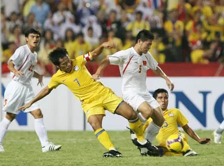 Tiền vệ Minh Châu (số 5) đi bóng trước Thonglao và Surat Sukha của Thái Lan. Ảnh: Dũng Phương.