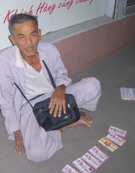 Lưng còng nặng gánh mưu sinh