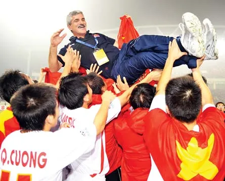 HLV Henrique Calisto được các học trò tung hô sau chiến thắng lịch sử trước Thái Lan. Ảnh: HOÀNG HÙNG