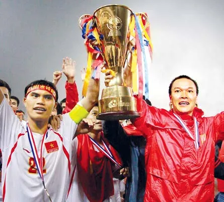 Thủ môn Dương Hồng Sơn (phải), cầu thủ xuất sắc nhất giải.